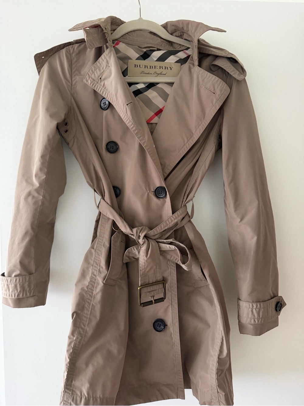 Adorable Burberry raincoat / trenchcoat